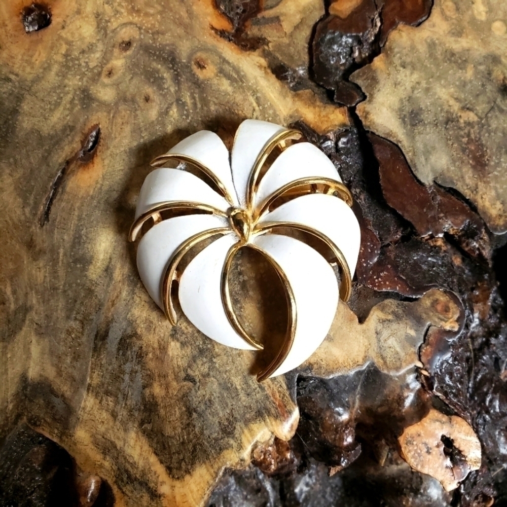 Vintage Enameled Flower Brooch - Picture 2 of 4